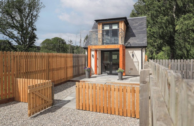 WEE SMITHY, pet friendly, country holiday cottage in Munlochy