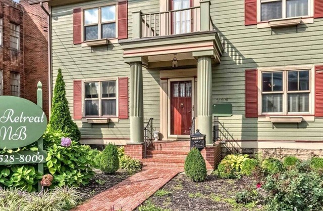 Weekly discount. Family & pet friendly, A block to Main St. Walk to dine/shop.