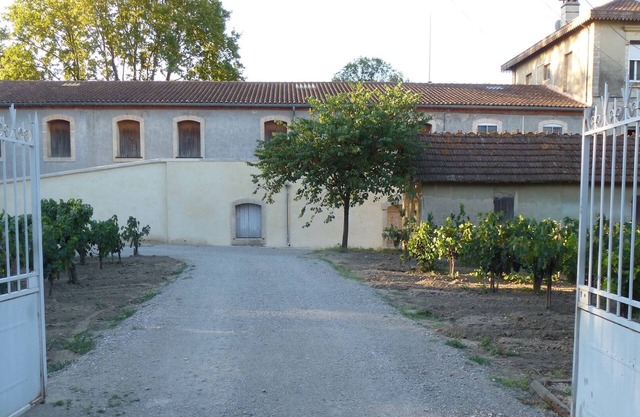Weekly rental of a villa in the small Camargue with heated swimming pool.