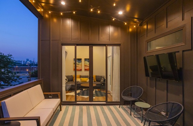 WeHo 3 Story Townhome 4 of 4 w/Rooftop Deck WALKABLE! 8 mins drive to BRDWY!