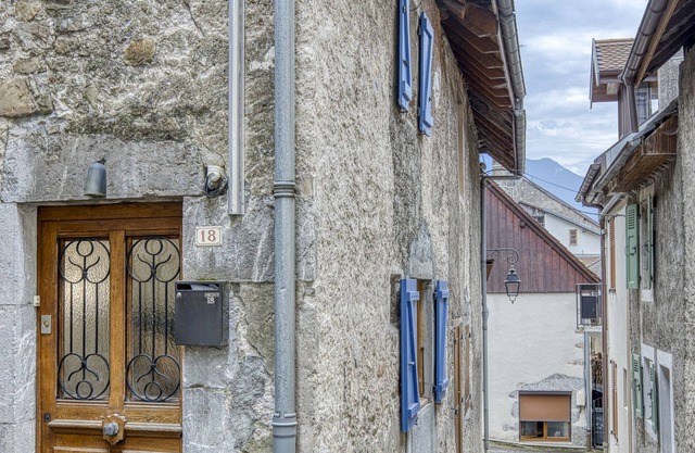 Welcome to Les Volets Azur, a lovely fully renovated village house, ideal for a romantic getaway in the heart of Menthon-Saint-Bernard. Nestled between lake and mountains, this cozy home offers a peaceful and warm atmosphere.