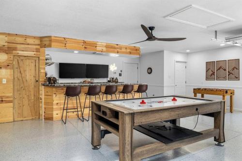 Welcome to Lakeside Lodge - Game Cave, Golf Greens
