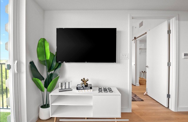Welcome to our cozy 1-bedroom apartment in the Med District. Lone Star Retreat