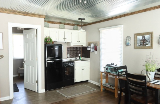 Welcome to “Rustic Suite” – Your Charming Retreat at Lake Cumberland