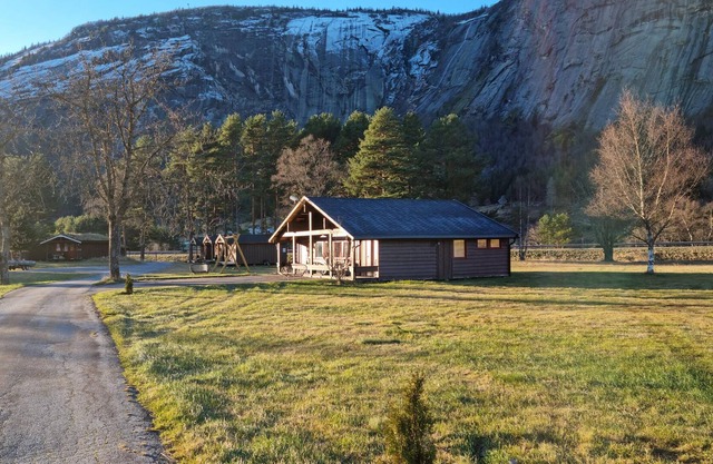 Welcome to this great cottage in a beautiful setting with mountain views.