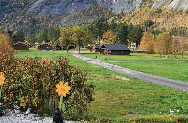 Welcome to this great cottage in a beautiful setting with mountain views.