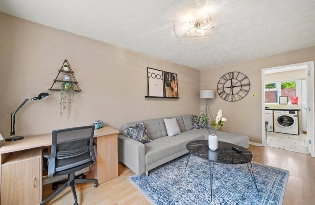 Welcoming 3 Bed house Sleeps 6, with Parking