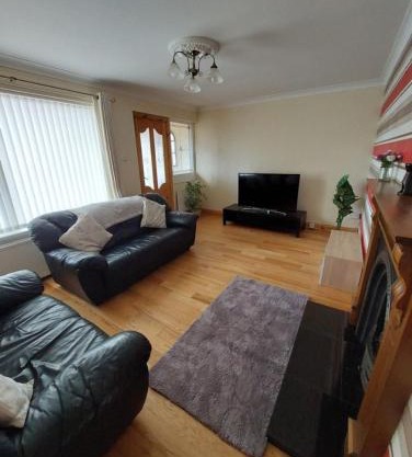 Welcoming 4 bedroom townhouse with free parking on premises