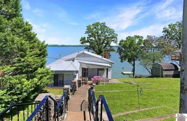 Welcoming and Cozy 2 bedroom KY lake cottage * Beautiful Views!