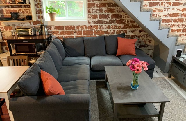 Welcoming and light ground floor studio short walk to dwnt Silver Spring & metro