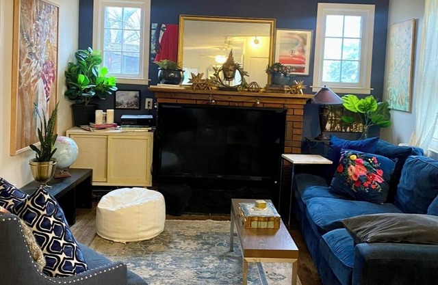 Welcoming, Boho Chic, cozy, well-situated. Walk to the stadium, coffee & bars.