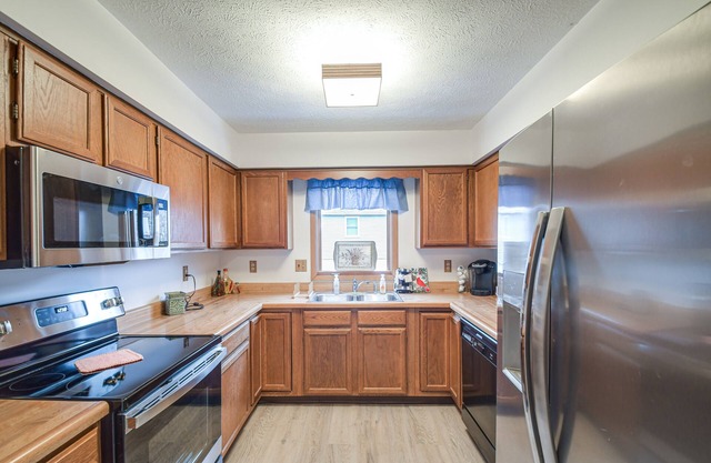 Welcoming Condo in Davenport: Central Location!