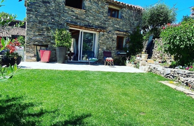 Welcoming house, exceptional view, in the hamlet of Cezas.