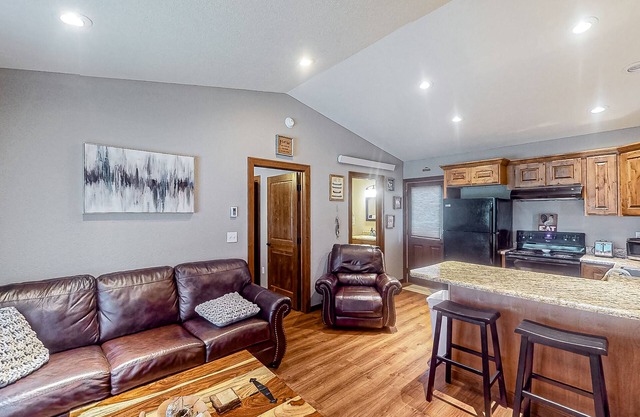 Welcoming house with spacious deck, central AC & W/D - near national parks