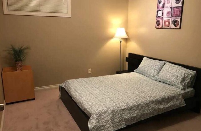 Welcoming Walkout Basement 2-bedroom Suite