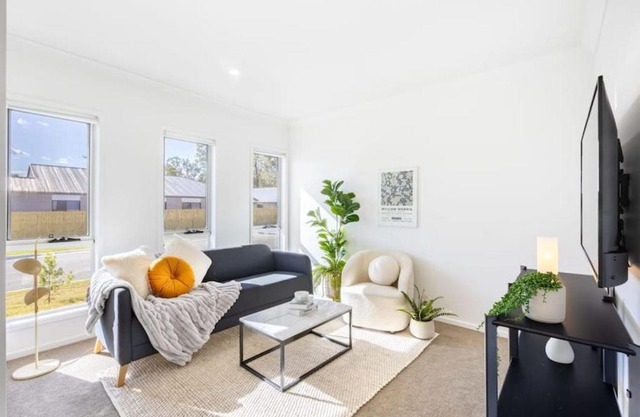 Well-decorated 4BR Family home steps to mall