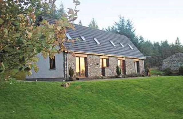 Well equipped cottage with loch, mountain and woodland views