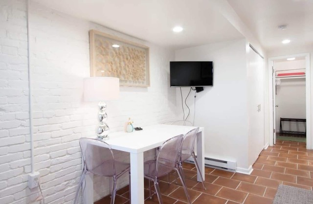 WELL-EQUIPPED STUDIO APT - WALK TO METRO SUBWAY!