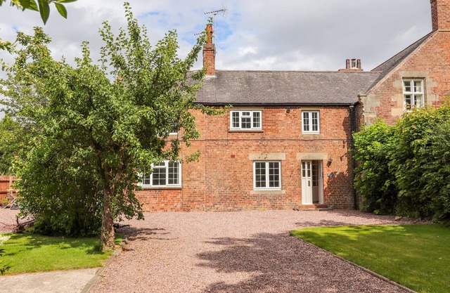 WELL HOUSE FARM FLAT 2, with a garden in Bretton