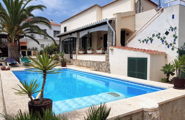Well-kept vacation home with pool and garden directly on the Cami de Cavalls.