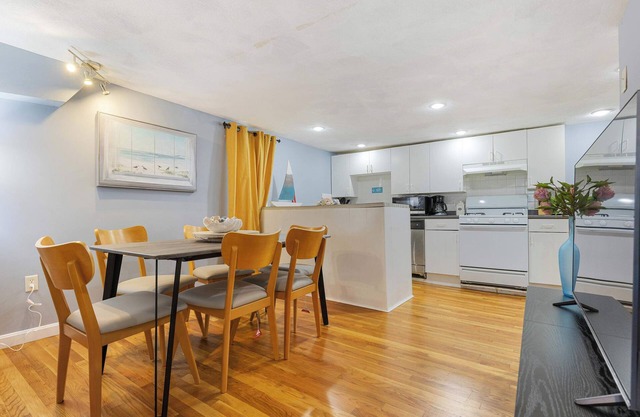 Well Located 3 Bed w/Free Parking in Kendall Sq