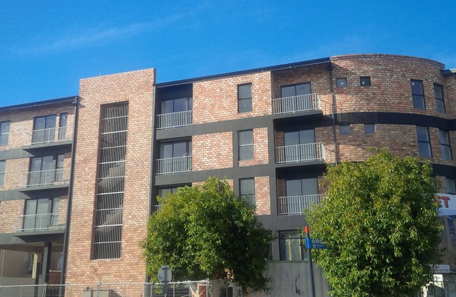 WELL LOCATED FULLY FURNISHED SELF CATERING FLATS IN BEAUTIFUL CAPE TOWN ! !
