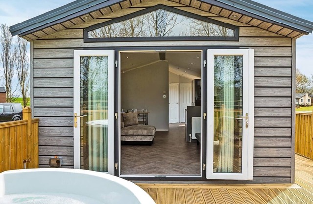 Well presented luxury lodge with two doubles, one with en suite shower.