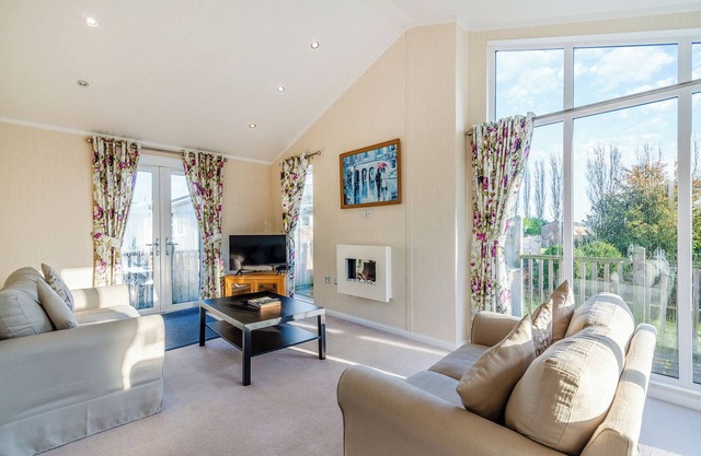 Well presented luxury lodge with two doubles, one with en suite shower.