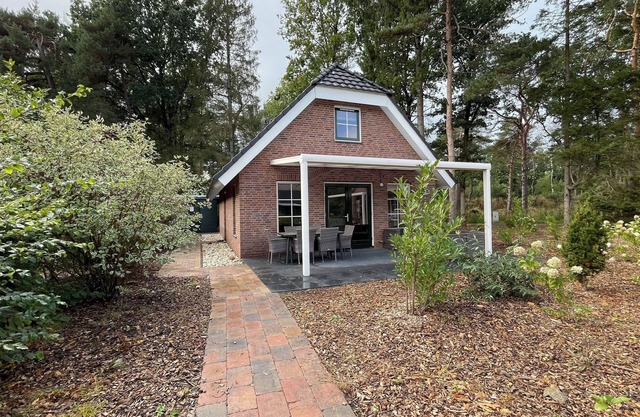 Wellness bungalow with whirlpool, sauna, sunshower, 3 bedrooms, and a covered terrace with lounge set.