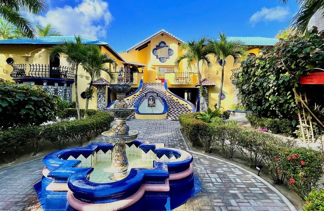 West Bay Beach 9 Bedroom Treasure Castle sleeps 35 Private balconies on water