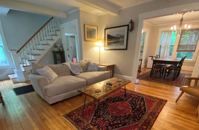 West End English Cottage - Centrally Located in the Capital City