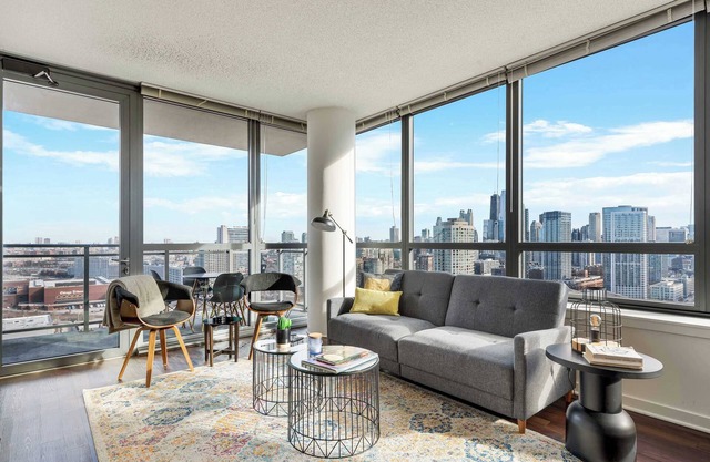 West Loop 2BR with Skyline Views + Prime Location
