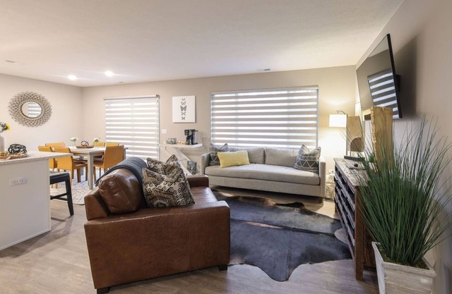 West Omaha Getaway, blocks from Village Pointe Plaza