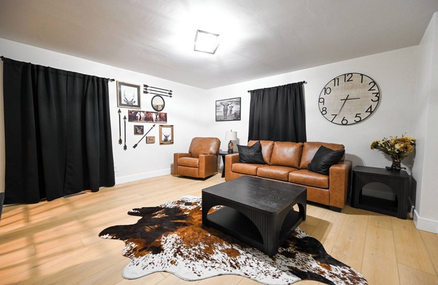 Western-Themed Suite with Full Bath & Kitchenette – Cozy, Rustic Getaway!