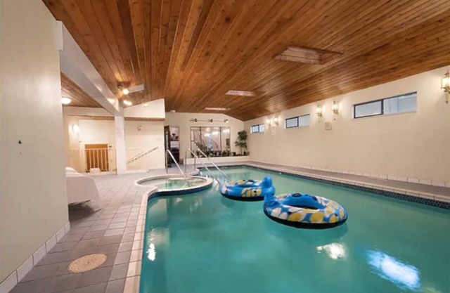 Westside Pool Home-8 min to Downtown by CAD Line