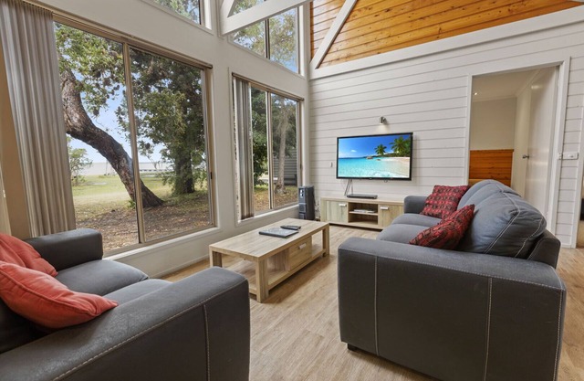 Westwind - Waterfront Retreat: Secluded lodges perfect for nature lovers