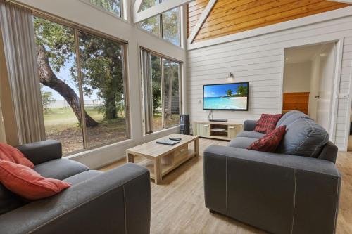 Westwind - Waterfront Retreat
