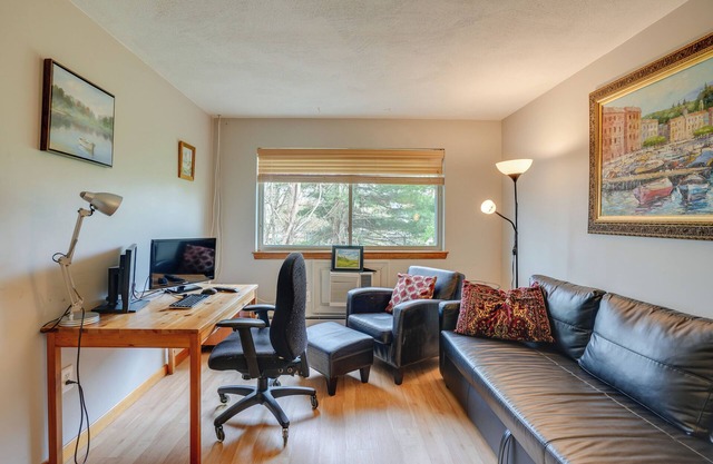 WFH-Friendly Waltham Condo: 1 Mi to Riverwalk Park