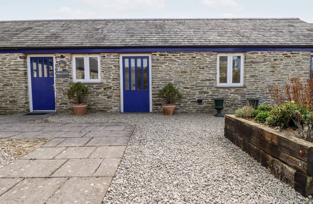 WHEAL KITTY, pet friendly, with a garden in St Newlyn East