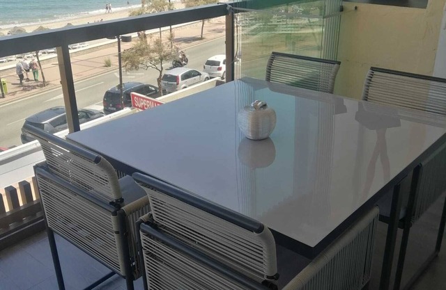 Whim Apartment. Front line beach, 2 bedrooms, 2 bath, Spa. Wifi. English TV