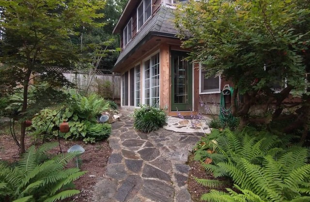 Whimsical, Walkable, Garden Gem - The Famous Raleigh Mill House