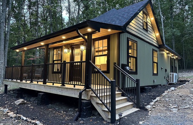 Whiskey Acres - Modern Cabin w/HotTub, Firepit, CornHole + Axe Throwing Areas