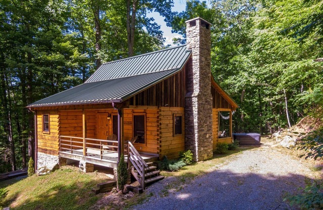 Whiskey Creek Cabin - Peaceful creekside cabin with hot tub!