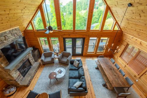 Whiskey Hills - Newly Remodeled Luxury Cabin with Hot Tub, Incredible Views close to Asheville, walk to Hatley Pointe & Ski!