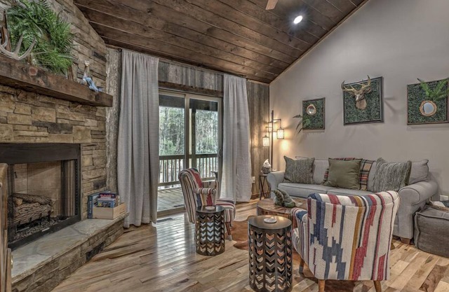 Whiskey Pines - Professionally Decorated | Hot Tub | Disc Golf | EV Charger