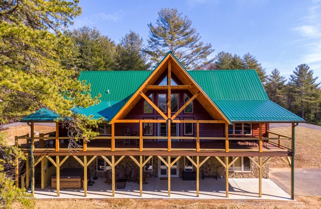Whiskey River by the New - hot tub, game room, New River access!