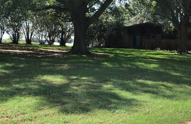 Whisper Oaks 15 miles to SFA coliseum. Quiet and nestled in the country!