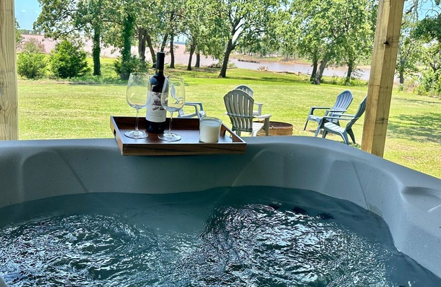 Whispering Oak Cabin- LAKEFRONT getaway with a Jacuzzi in Texoma Shores Resort