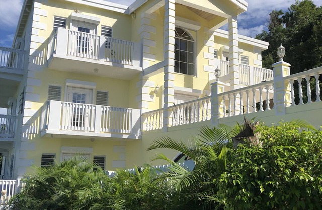 Whispering Palms Luxurious Estate
