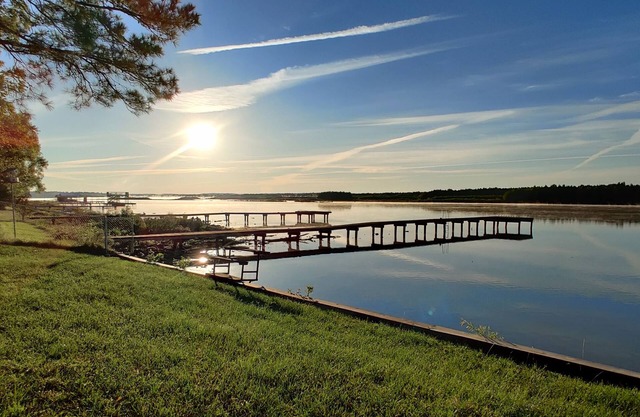 Whispering Pines on Lake (Woods/Hot Tub/Lakefront)